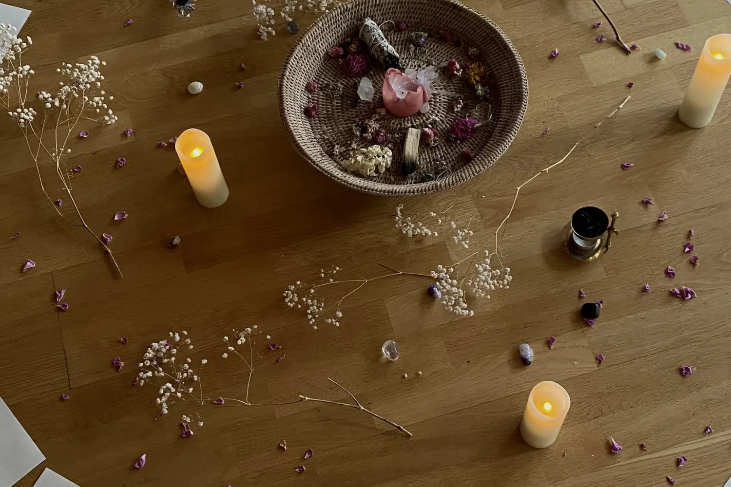 Ritualkreis mit Kerzen und Karten am Boden