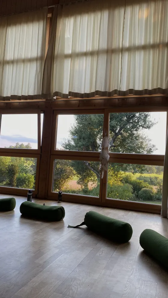 Yogaraum mit Blick ins Grüne